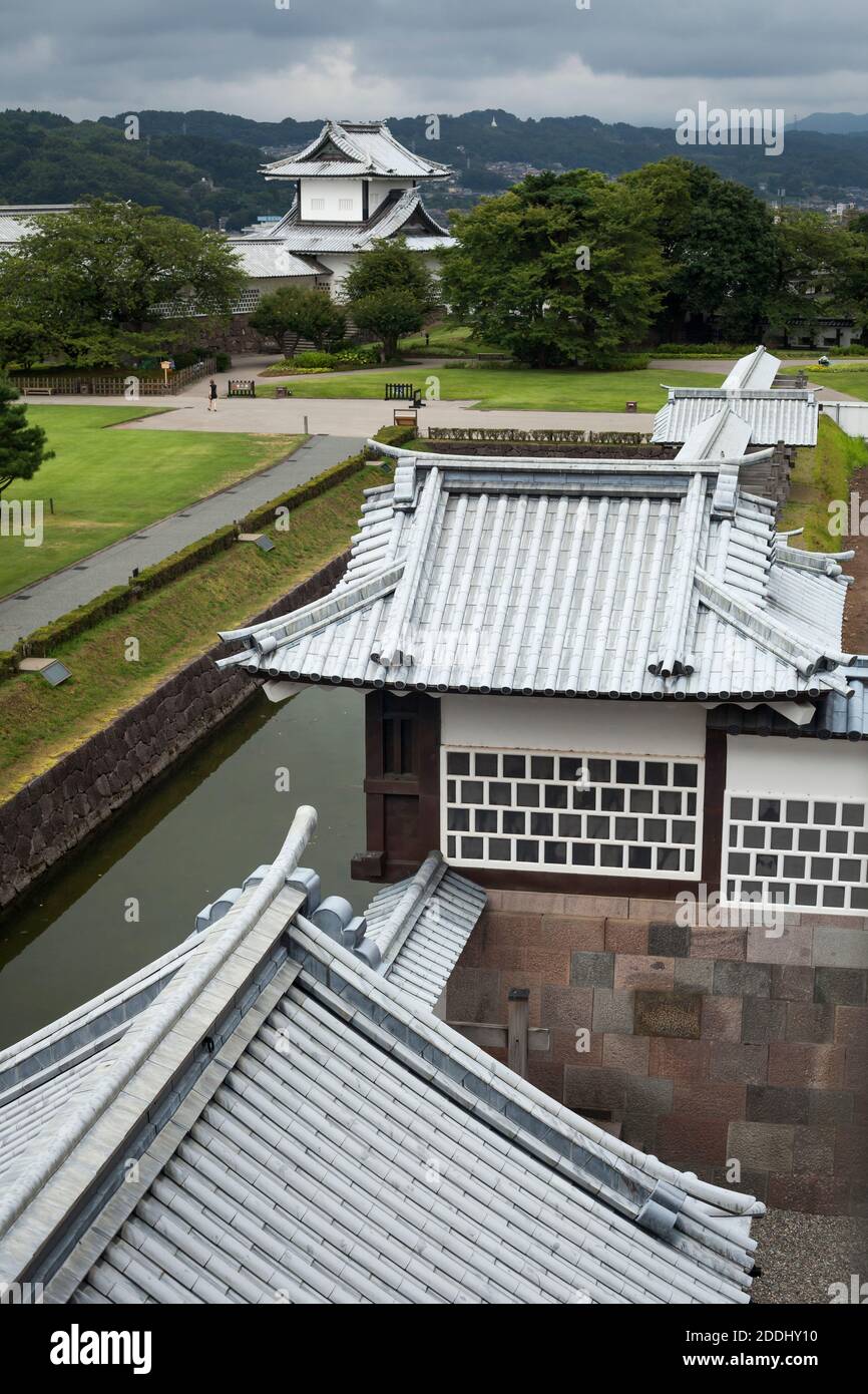 Vertikale Hochwinkelansicht einiger der Kanazawa Castle Dächer im Kanazawa Castle Park, Japan Stockfoto