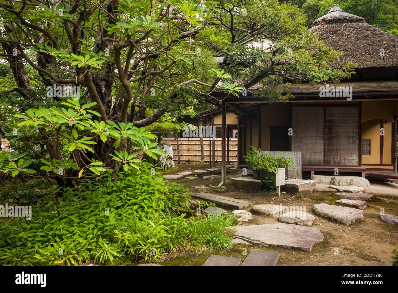 Horizontale Ansicht des Kenrokuen-Gartens, Kanazawa, Japan Stockfoto