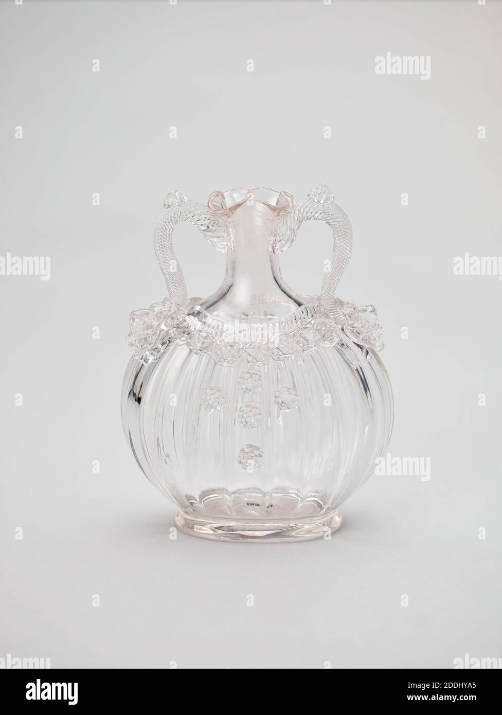 Ansicht 1 von 2 Vase, 1860-1890 Made by Barnes & Co, Applied Arts, GlassPre-Raphaelite Stockfoto