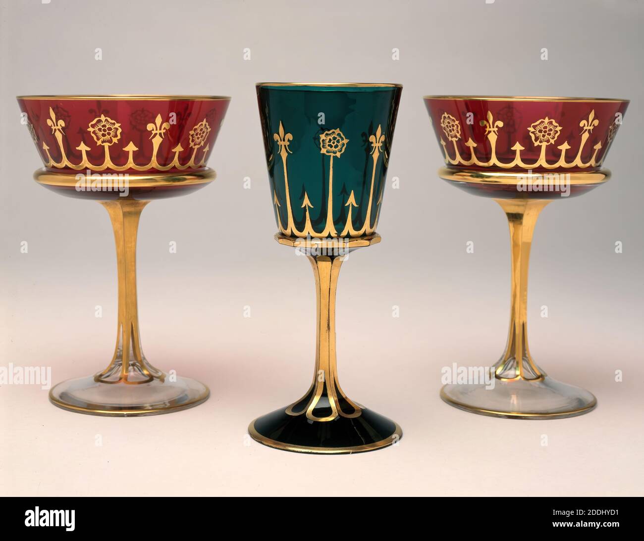 Sons of Broad Street, Birmingham, kreierte grüne Weingläser und Rubin-Sorbet-Gläser als Teil des "Tudor Service", der speziell für den Besuch von Königin Victoria in der Aston Hall am 15. Juni 1858 gemacht wurde. Präsentiert von den Friends of Birmingham Museums and Art Gallery mit 50% Zuschuss aus dem MGC, V&A Purchase Grant Fund., Applied Arts, Glass Stockfoto