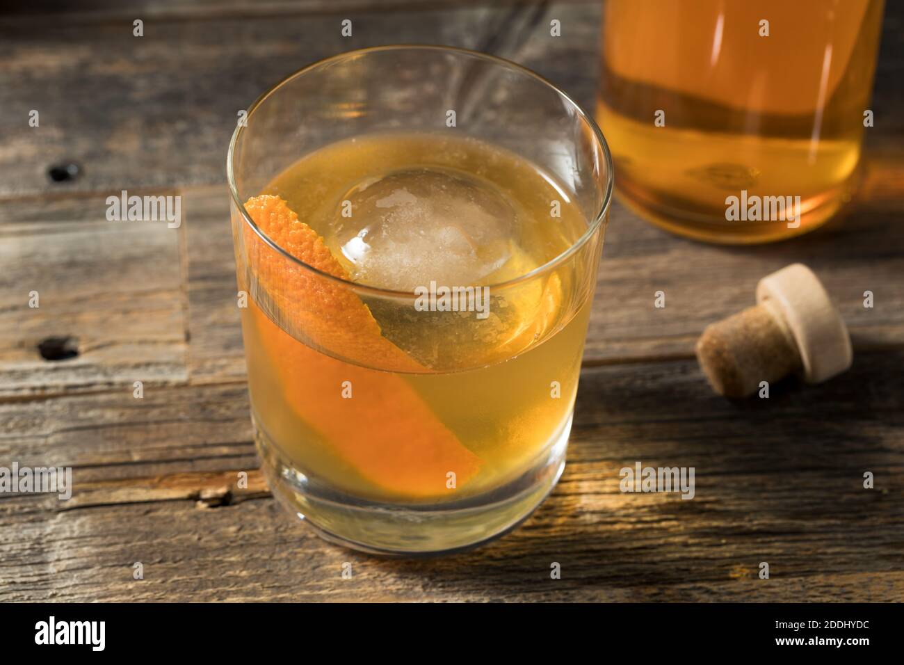 Boozy Batch Old Fashioned Cocktail mit Bourbon und Bitter Stockfoto