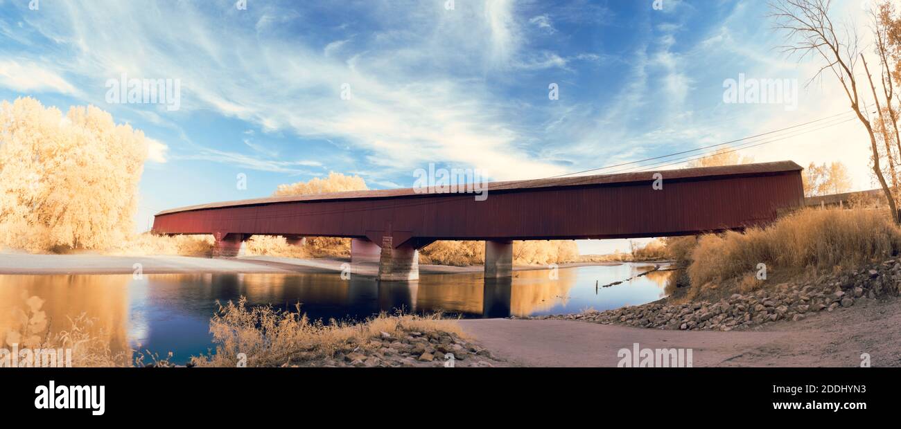Die Medora Covered Bridge in der Nähe von Medora, IN 665 nm IR-Licht aufgenommen. Stockfoto