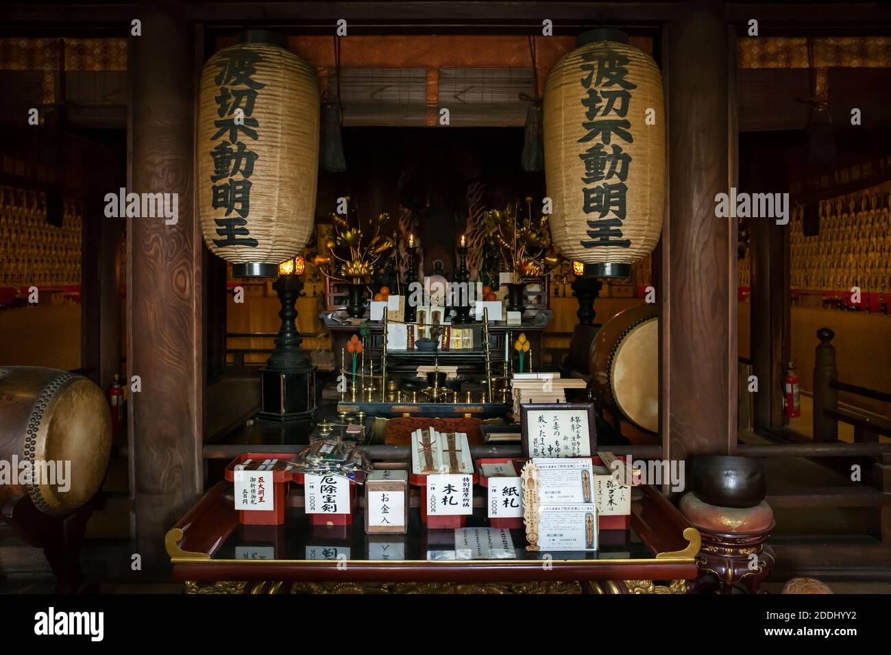 Horizontale Frontansicht eines buddhistischen Tempelaltars von Daisho-in, Miyajima, Japan Stockfoto
