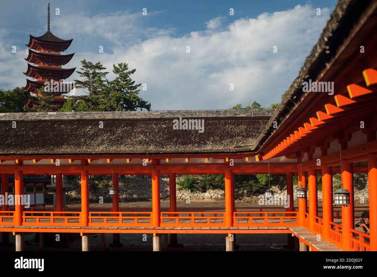 Horizontale Ansicht eines Teils des Itsukushima-jinja Shinto-Schreinkomplexes mit dem fünfstöckigen Pagoden-buddhistischen Tempel im Hintergrund, Miyajima, Japan Stockfoto