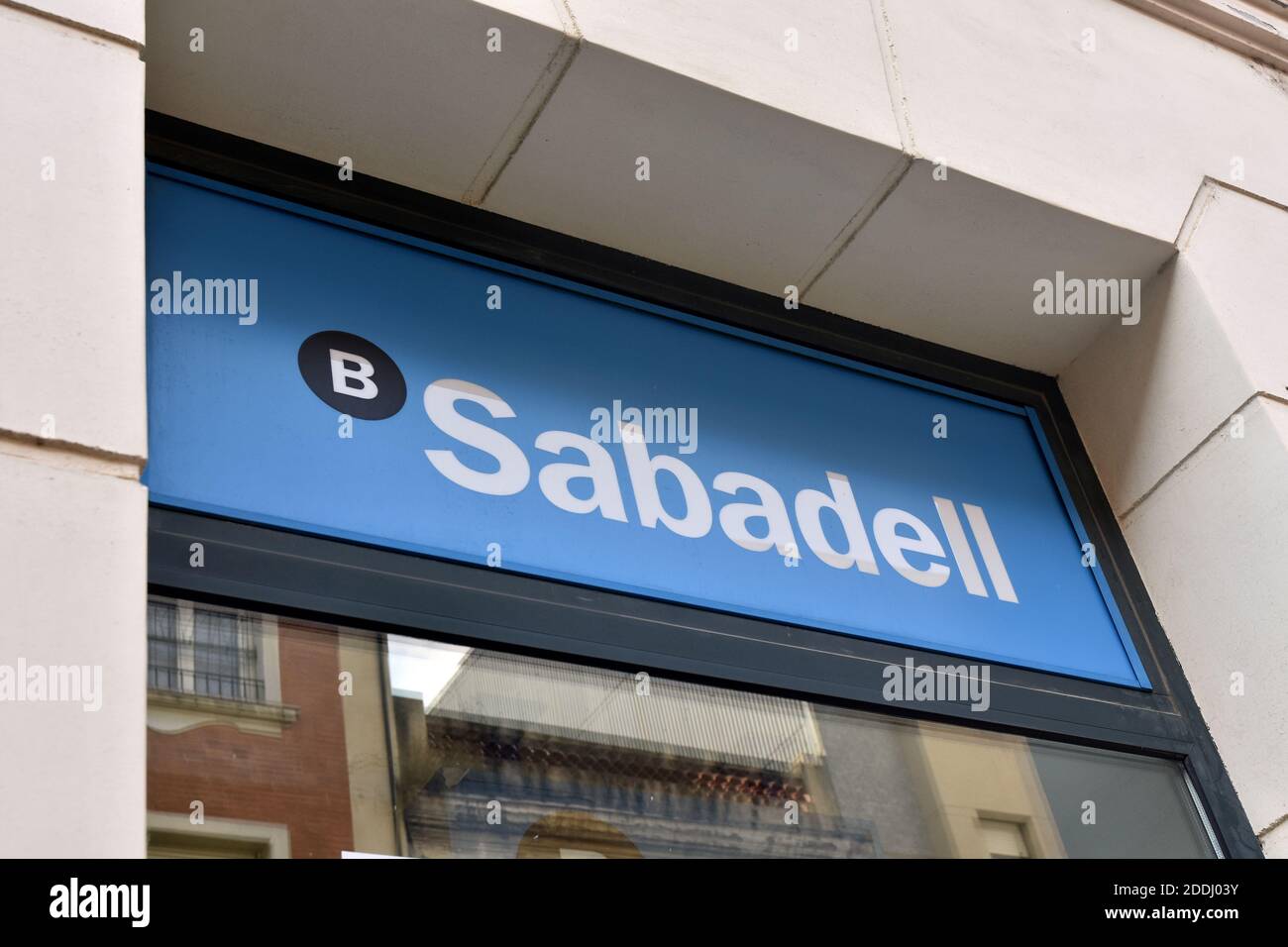 Logo der Sabadell Bank in einem Büro in Vendrell Tarragona.die Fusion der BBVA (Bank Bilbao Vizcaya Argentaria) und der Sabadell Bank würde den zweiten Bankriesen von fast 600,000 Millionen auf dem spanischen Markt nach Volumen der Vermögenswerte schaffen, nur hinter dem Unternehmen, das aus der Fusion der CaixaBank und Bankia resultierte. Stockfoto