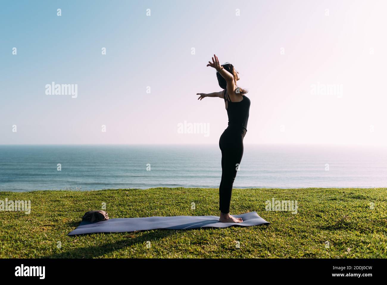 Frau praktiziert Vinyasa Yoga. Speicherplatz kopieren Stockfoto