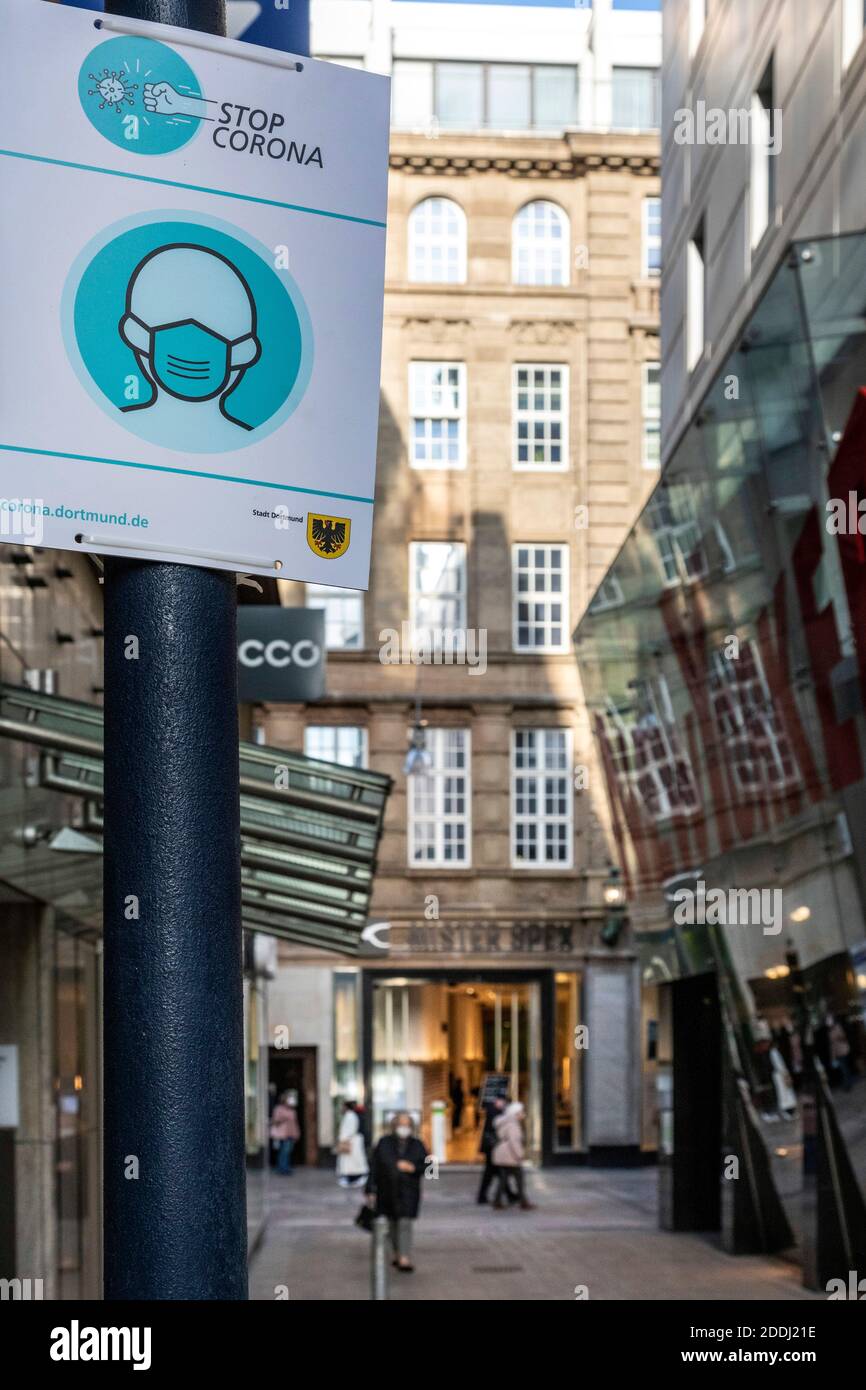 Maskenanforderung in den Fußgängerzonen in Dortmund, Weihnachtsmarkt abgesagt, daher nur wenige Marktstände und Weihnachtslichter rund um die Rh Stockfoto