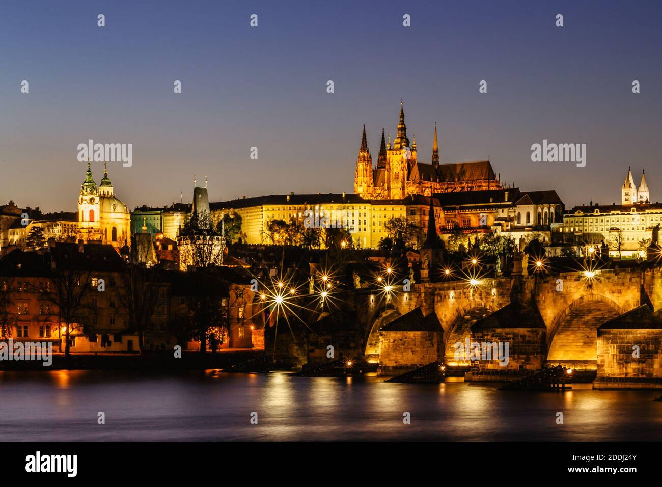 Postkarte Ansicht der Nacht Prag Panorama, Hauptstadt der Tschechischen republik.Amazing europäischen Stadtbild.Prager Burg, Karlsbrücke, Moldau Stockfoto