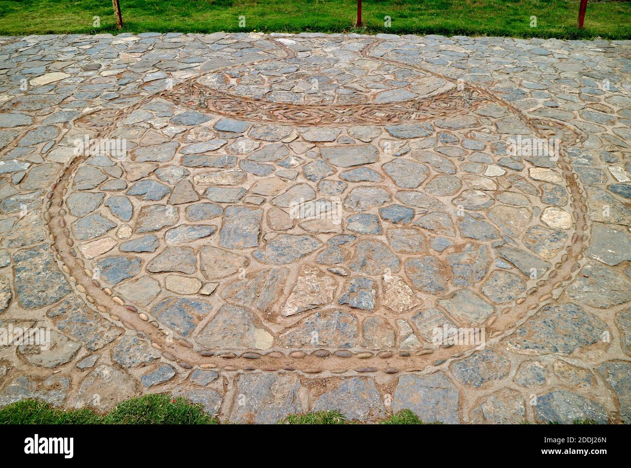 Beeindruckender Steinpfad mit peruanischer Vase auf dem Chinchero Hilltop Village Town Plaza, Cuzco Region, Peru Stockfoto