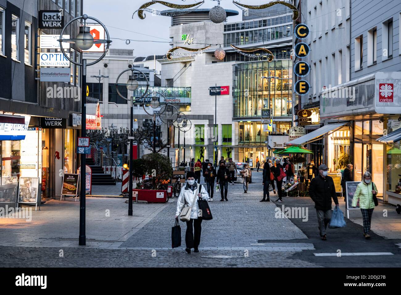 Maskenpflicht in den Fußgängerzonen in Dortmund, Weihnachtsmarkt abgesagt Stockfoto