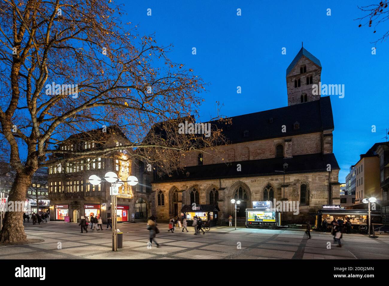 Maskenanforderung rund um die Rheinoldikirche, Weihnachtsmarkt abgesagt, daher nur wenige Marktstände und Weihnachtslichter Stockfoto