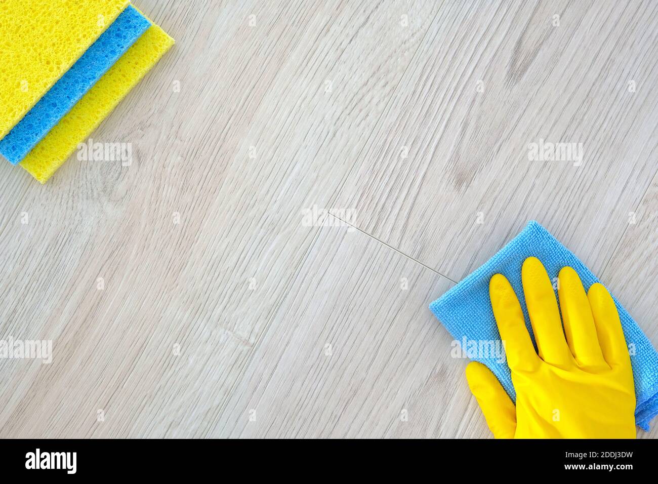 Flache Reinigungsprodukte, Kopierplatz. Hand in gelben Gummi-Schutzhandschuh mit Mikro. Servicekonzept. Draufsicht. Stockfoto Flache Reinigungsprodukte, Kopierplatz. Hand in gelben Gummi-Schutzhandschuh mit Mikro. Servicekonzept. Draufsicht. Stockfoto