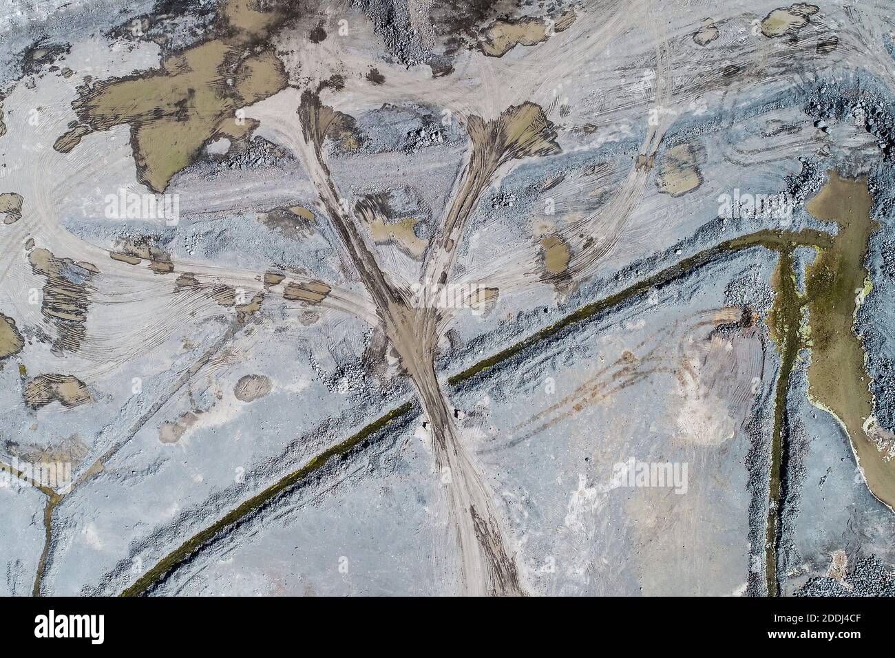Arbeitsumfeld im Steinbruch von einer Drohne aus gesehen. Erstaunliche bunte Muster von schweren Maschinen in der Mine erstellt. Ein aktiver Steinbruch bei Luftaufnahme aus Stockfoto
