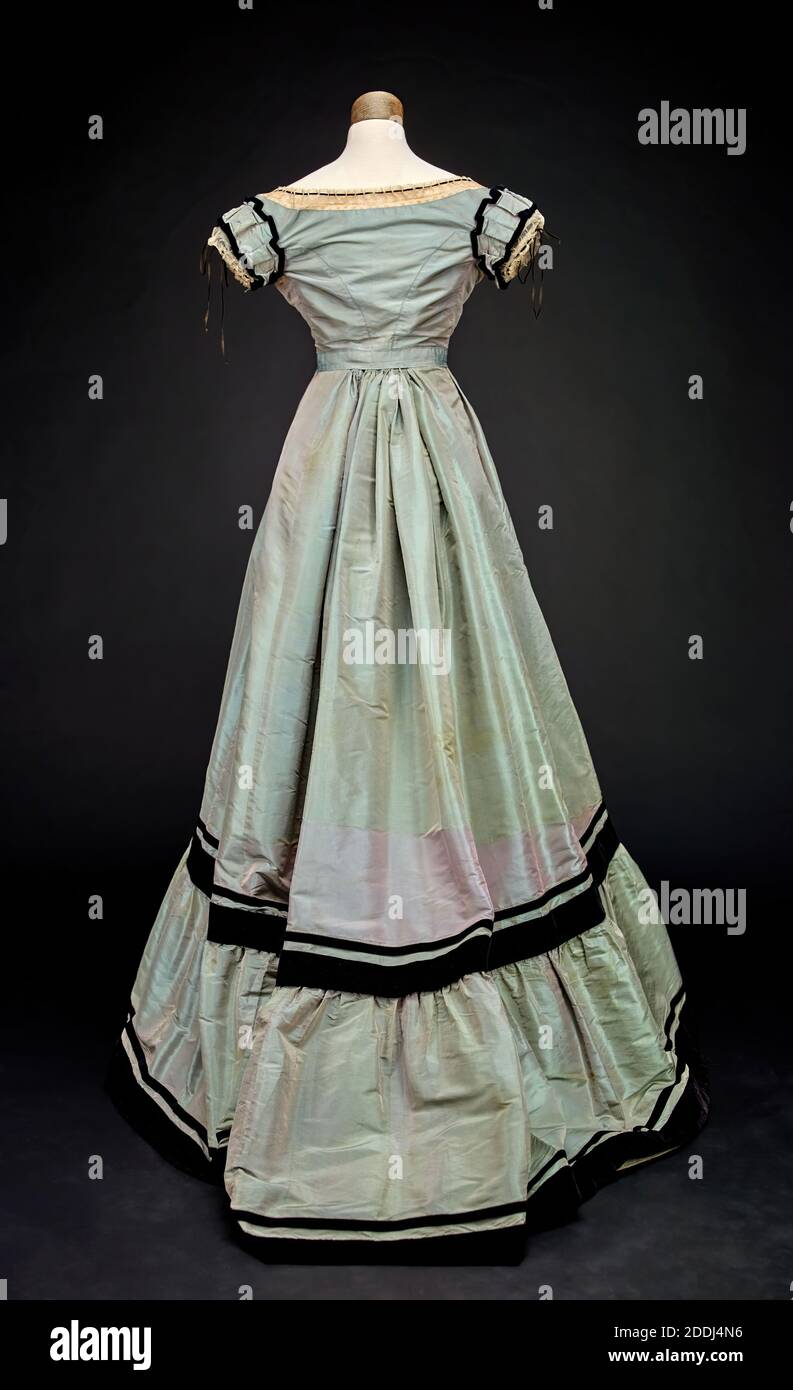 Zweiteiliges Abendkleid, 1868, Taft zweiteiliges Kleid mit Samtband und Spitzenbesatz. Der Rock hat einen Zug Stockfoto