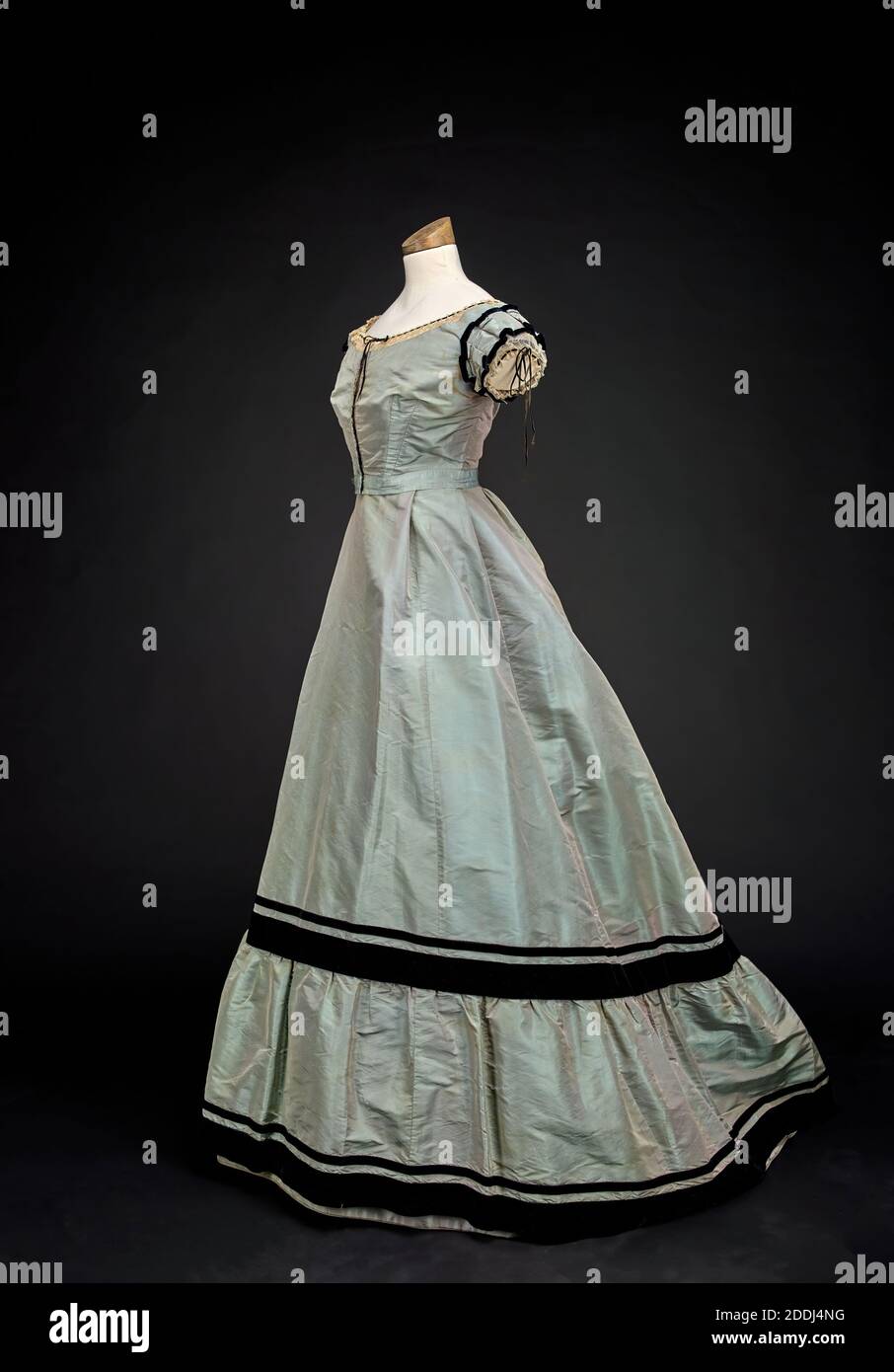 Zweiteiliges Abendkleid, 1868, Taft zweiteiliges Kleid mit Samtband und Spitzenbesatz. Der Rock hat einen Zug Stockfoto