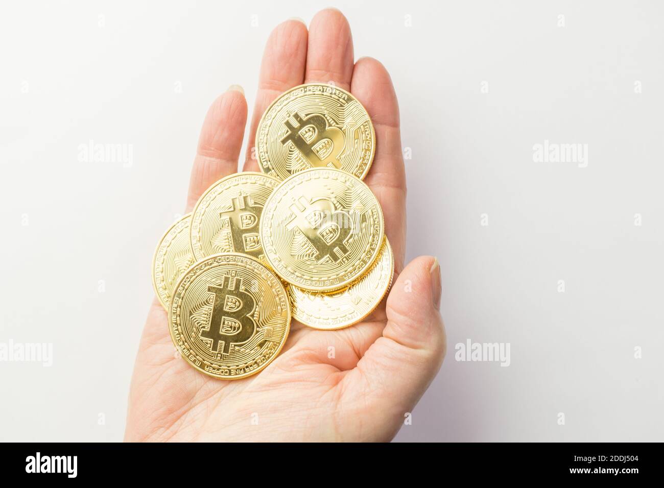 Nahaufnahme einer Hand mit Bitcoins Stockfoto