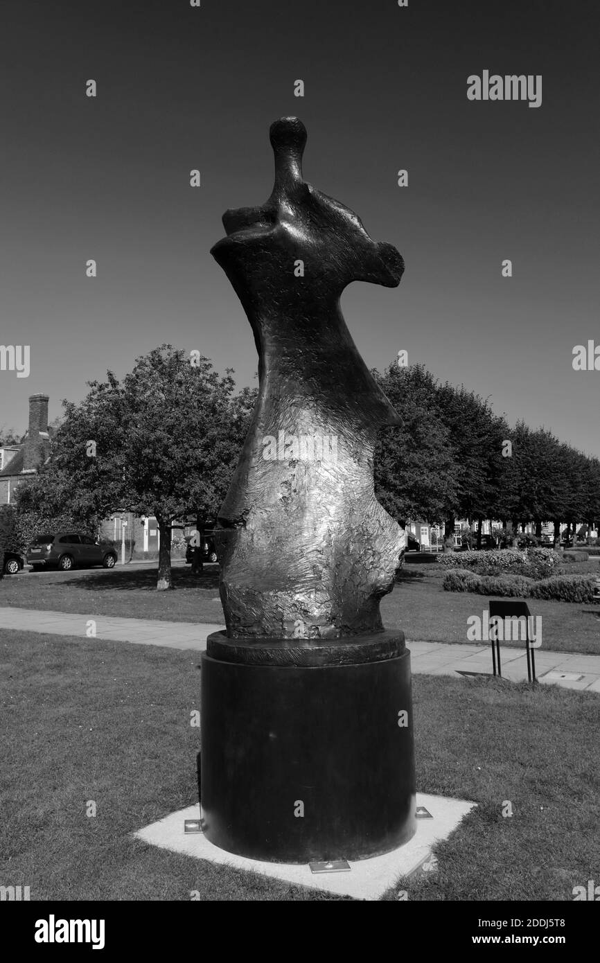 Henry Moores große stehende Figur, Knife Edge (1976), Welwyn Garden City, Hertfordshire, England Stockfoto