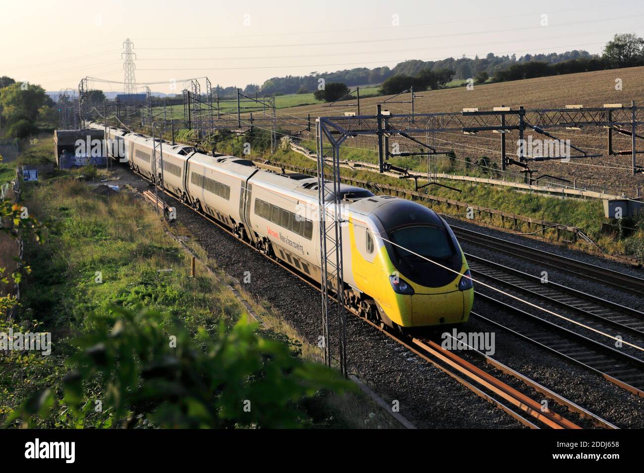 Ein Pendalino Klasse 390, Avanti West Coast Zug in der Nähe von Berkhamsted Stadt, West Coast Main Line, Hertfordshire County, England Stockfoto