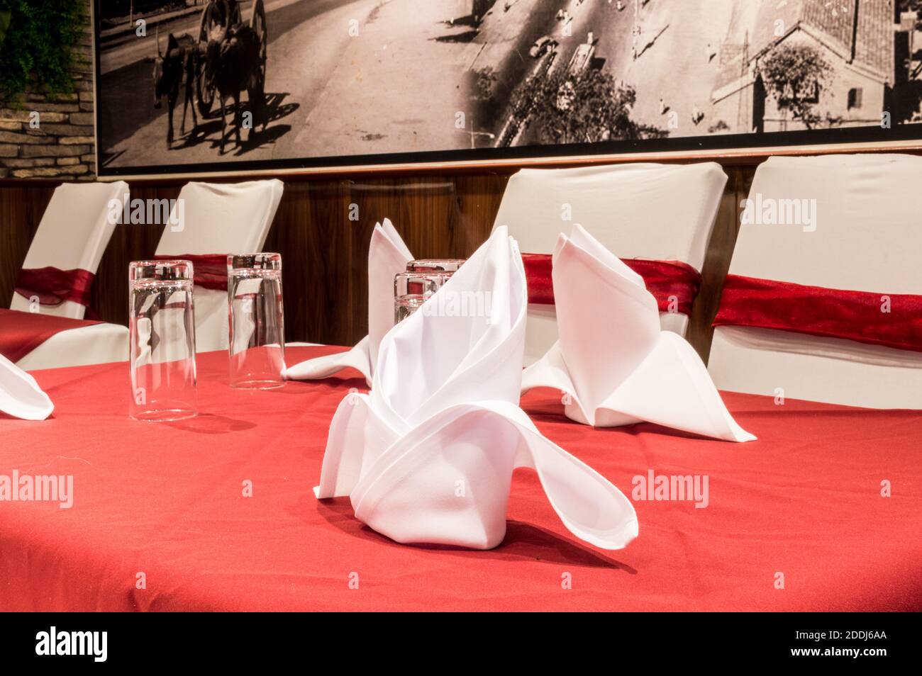 Esstisch mit Wasserglas und weißer Serviette Stockfoto