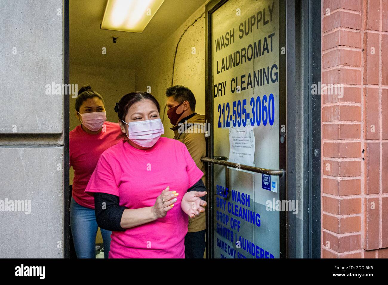 New York City, USA. November 2020. Arbeiter im Waschsalon gehen aus dem Job, um gegen die aktuellen Arbeitsbedingungen zu protestieren. Anlässlich des Internationalen Tages zur Beseitigung der Gewalt gegen Frauen, 25. November 2020, konfrontierte eine Gruppe von sieben Waschmaschinen-Arbeitern in New York City ihren Arbeitgeber bei Wash Supply in Manhattan und behauptete, dass sie das Arbeitsrecht und die Arbeitsrechte missachten. Diese Frauen wurden als unentbehrliche Arbeiter bezeichnet und ihre Arbeit ermöglicht es den Menschen auf Manhattans Upper West Side, ihre Kleidung reinigen zu lassen. Quelle: SIPA USA/Alamy Live News Stockfoto