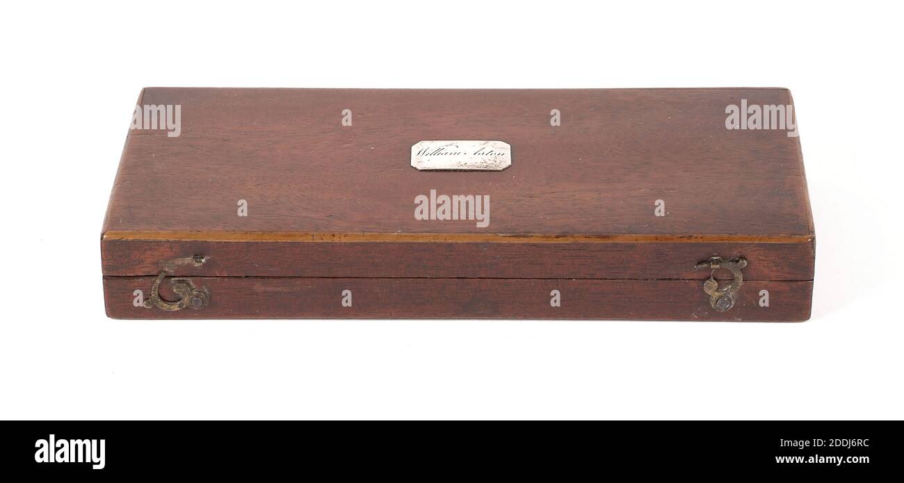 Medizinisches Instrument, Chirurgen Instrumentenkoffer, c1798 Dieses Chirurgen Mahagoni Instrumentenkoffer wurde von William Aston, einem Chirurgen, um 1798 verwendet. Es enthält fünf Skalpelle mit Ebenholz-Griffen, hergestellt von Laundy. Das silberne Blasrohr wurde zum Aufblasen von Blutgefäßen in der Dissektion verwendet. Holz, Wissenschaft und Industrie, Sozialgeschichte, Gesundheit und Medizin, Gesundheit, Chirurgie Stockfoto