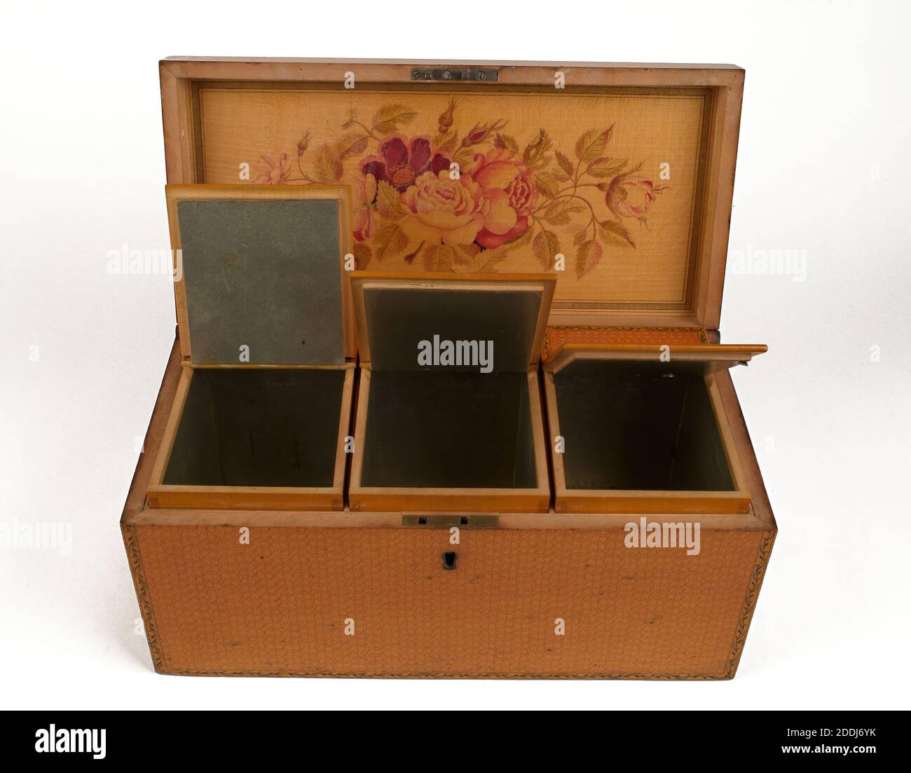 Pen and Inkwork Tea Caddy, 1810-20 dieser feine Qualität Stift und Tinte handbemalte Tee Caddy wird geglaubt, um von G. Meekison von Montrose gemacht worden zu sein. Die Konstruktion und Fertigung wurde mit einer solchen Präzision durchgeführt, dass das integrierte Holzscharnier unsichtbar erscheint. Sozialgeschichte, Holz Stockfoto