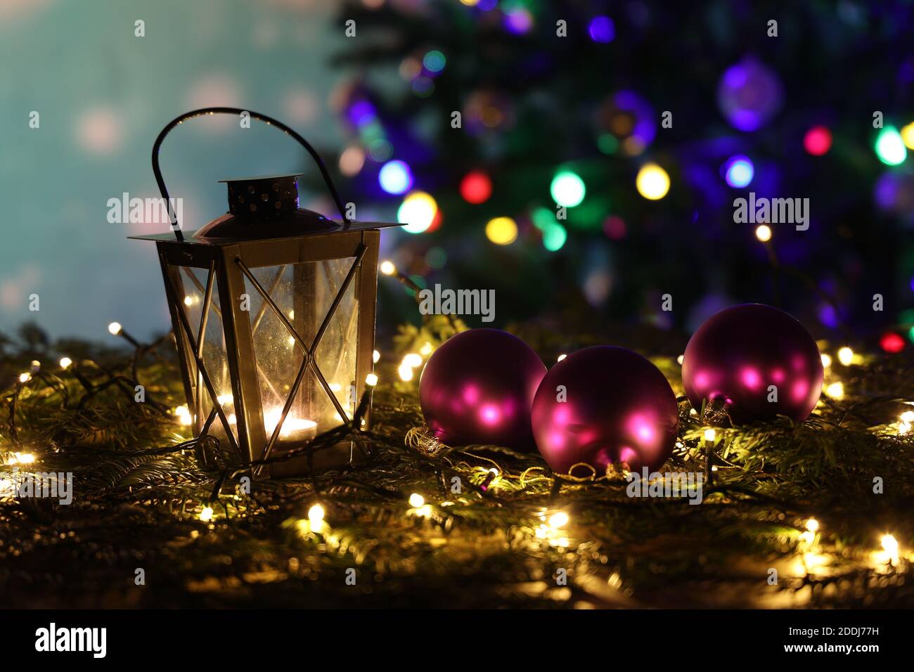 Weihnachten Stillleben mit hellen Weihnachtsgirlanden und einer leuchtenden Laterne. Stockfoto