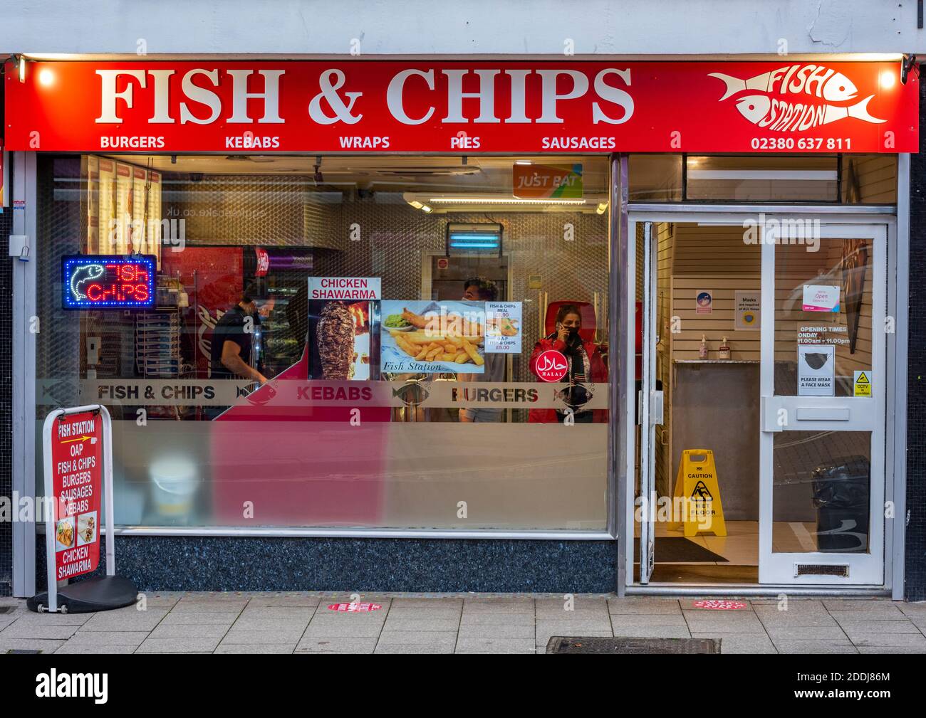 Ein traditionelles englisches Fischgeschäft zum Mitnehmen im Stadtzentrum von southampton. Stockfoto