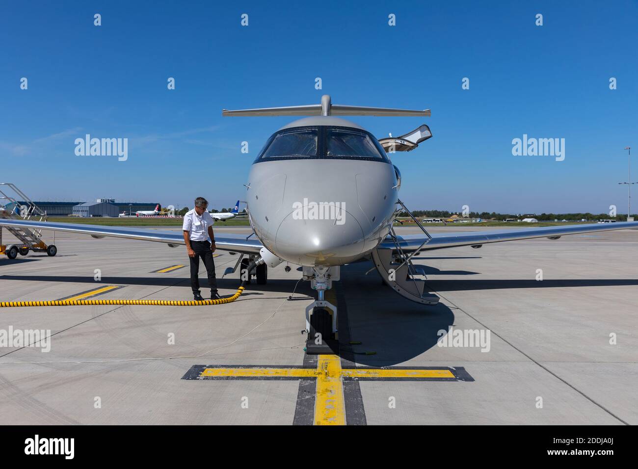 PRAG, TSCHECHISCHE REOUBLIC - 21. AUGUST 2020. PILATUS PC-24. Ein modernes Jet-Flugzeug betanken am Prager Flughafen. Silberflugzeug PILATUS PC-24 am Flughafen, Stockfoto