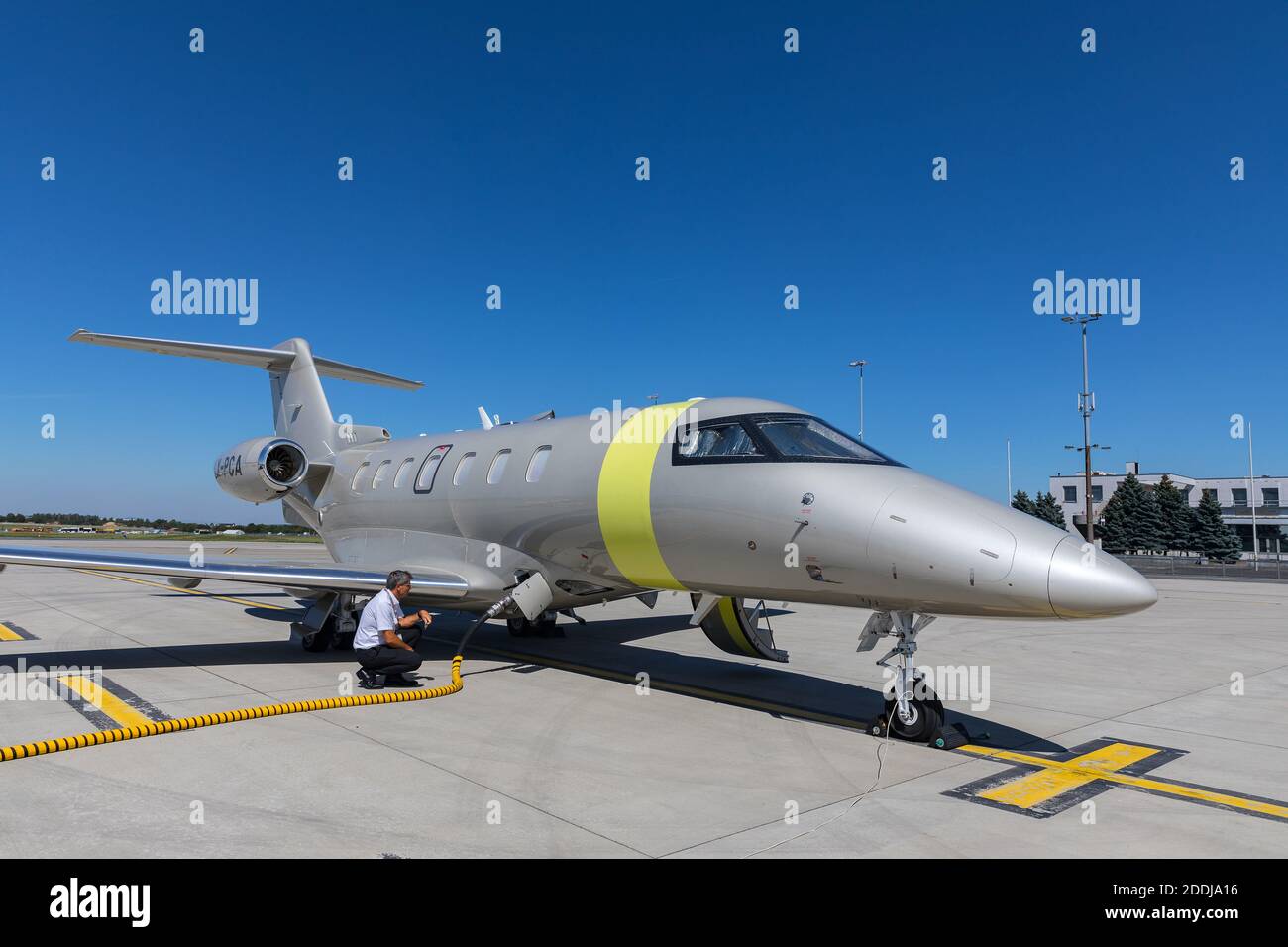 PRAG, TSCHECHISCHE REOUBLIC - 21. AUGUST 2020. PILATUS PC-24. Ein modernes Düsenflugzeug am Prager Flughafen. Silberflugzeug PILATUS PC-24 am Flughafen, Registrat Stockfoto