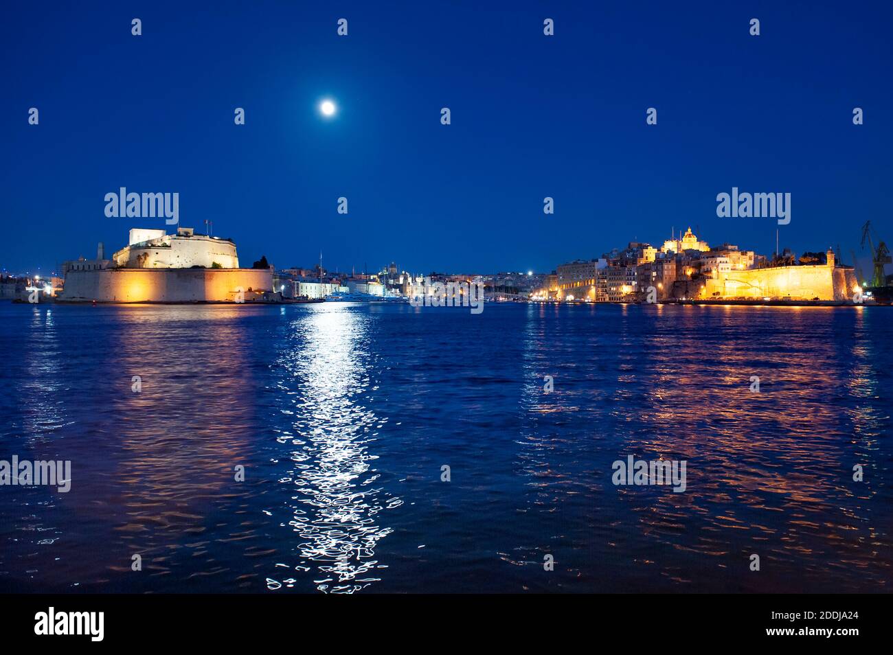 Mondaufgang über Fort Saint Elmo in der Abenddämmerung, Valletta, Malta Stockfoto