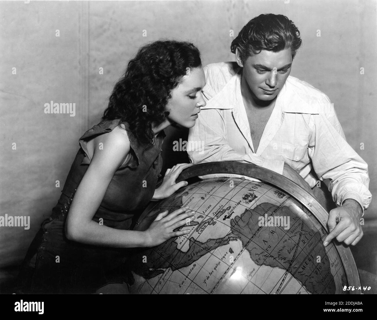 MAUREEN O'SULLIVAN und JOHNNY WEISSMULLER Werbepose von Globe für TARZAN ESCAPE aka THE CAPTURE OF TARZAN 1936 Regisseure RICHARD THORPE JOHN FARROW JAMES C. McKay GEORGE B. SEITZ WILLIAM A. WELLMAN Drehbuch Cyril Hume nach Figuren von Edgar Rice Burroughs Metro Goldwyn Mayer Stockfoto