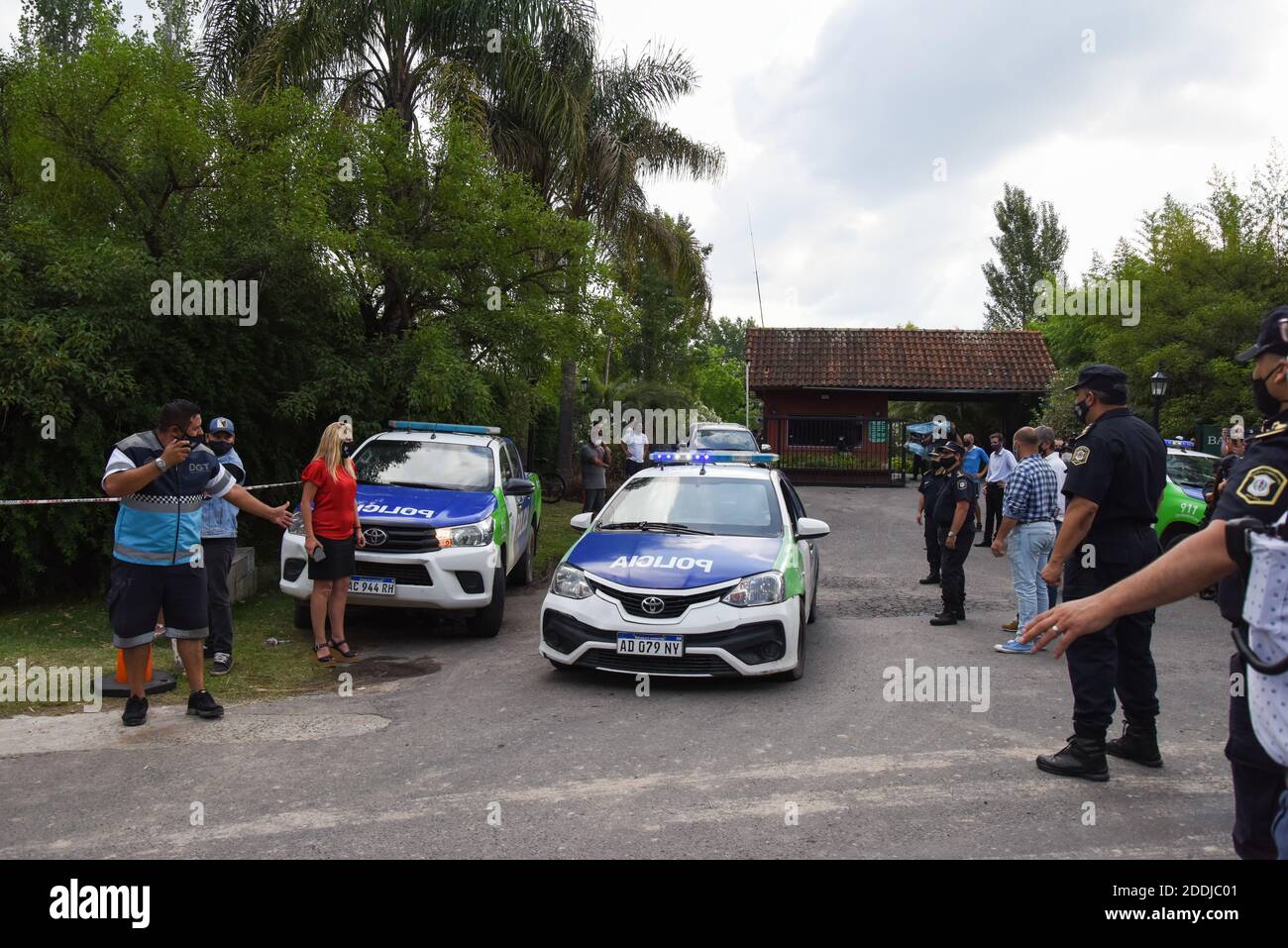 Buenos Aires, Argentinien. November 2020. Ein forensische Fahrzeug ist in Bewegung im Tigre Bezirk, um die sterblichen Überreste von Fußballstar Diego Maradona zu bewegen. Maradona starb im Alter von 60 Jahren. Kredit: Julieta Ferrario/dpa/Alamy Live Nachrichten Stockfoto