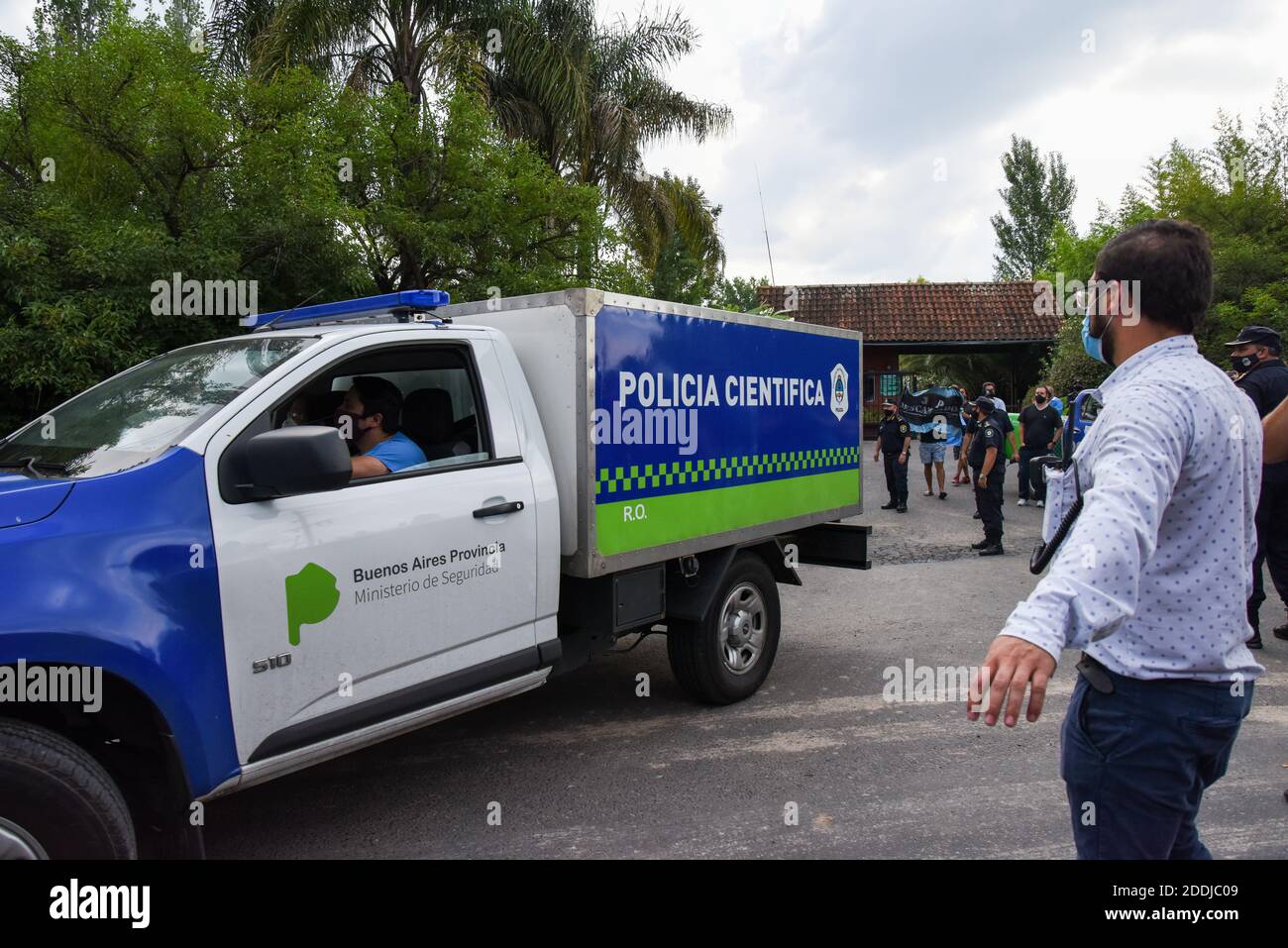 Buenos Aires, Argentinien. November 2020. Bei der Verlegung der Überreste des Fußballstars Diego Maradona im Bezirk Tigre ist ein forensische Fahrzeug im Einsatz. Maradona starb im Alter von 60 Jahren. Kredit: Julieta Ferrario/dpa/Alamy Live Nachrichten Stockfoto