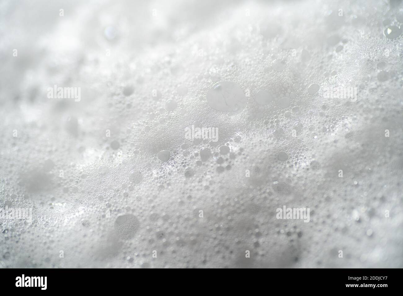 Schaumblasen aus Seife oder Shampoo, Draufsicht Makrofotografie. Stockfoto