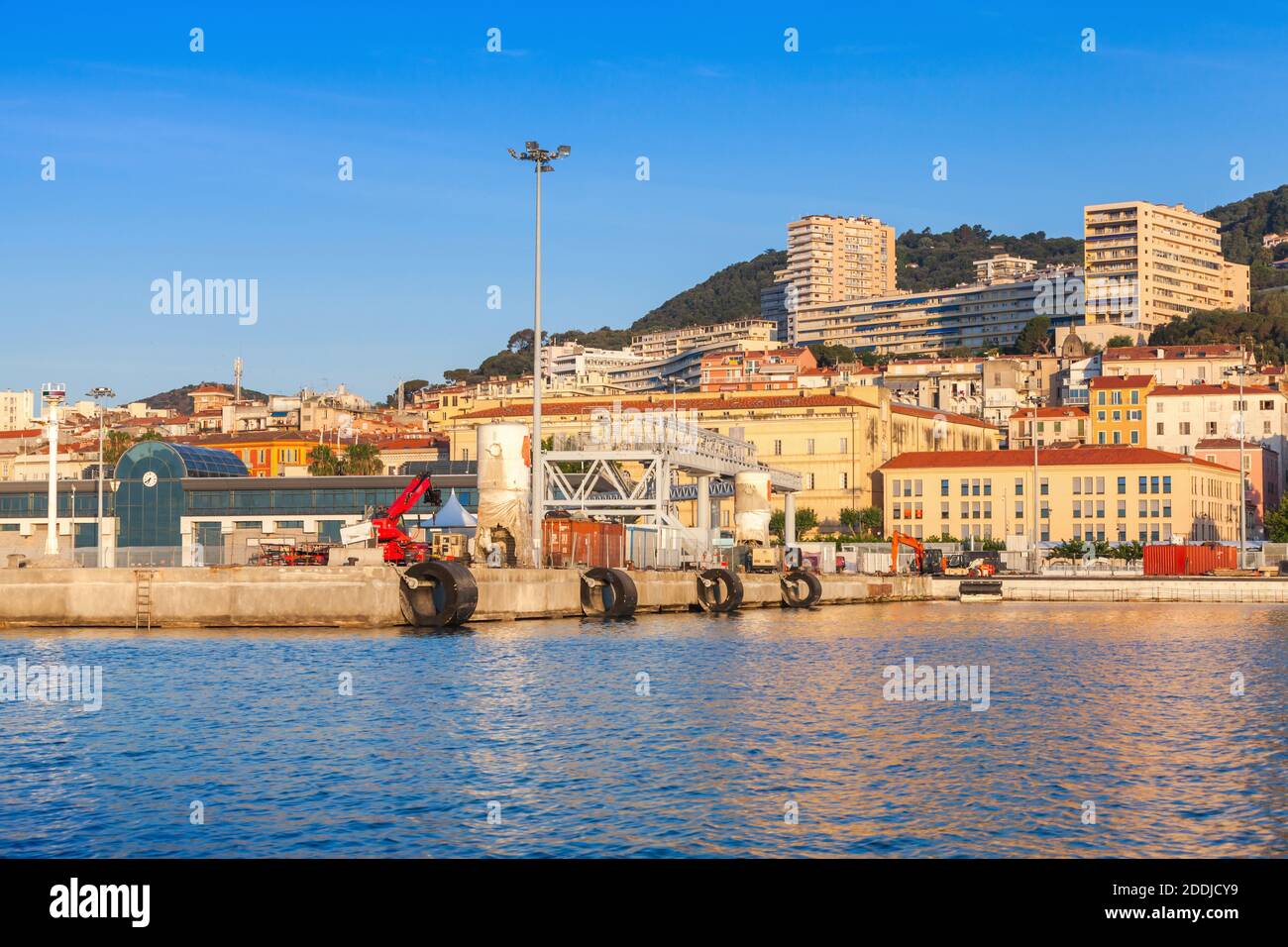 Hafen von Ajaccio, Blick auf das Meer. Korsika, französische Insel im Mittelmeer Stockfoto