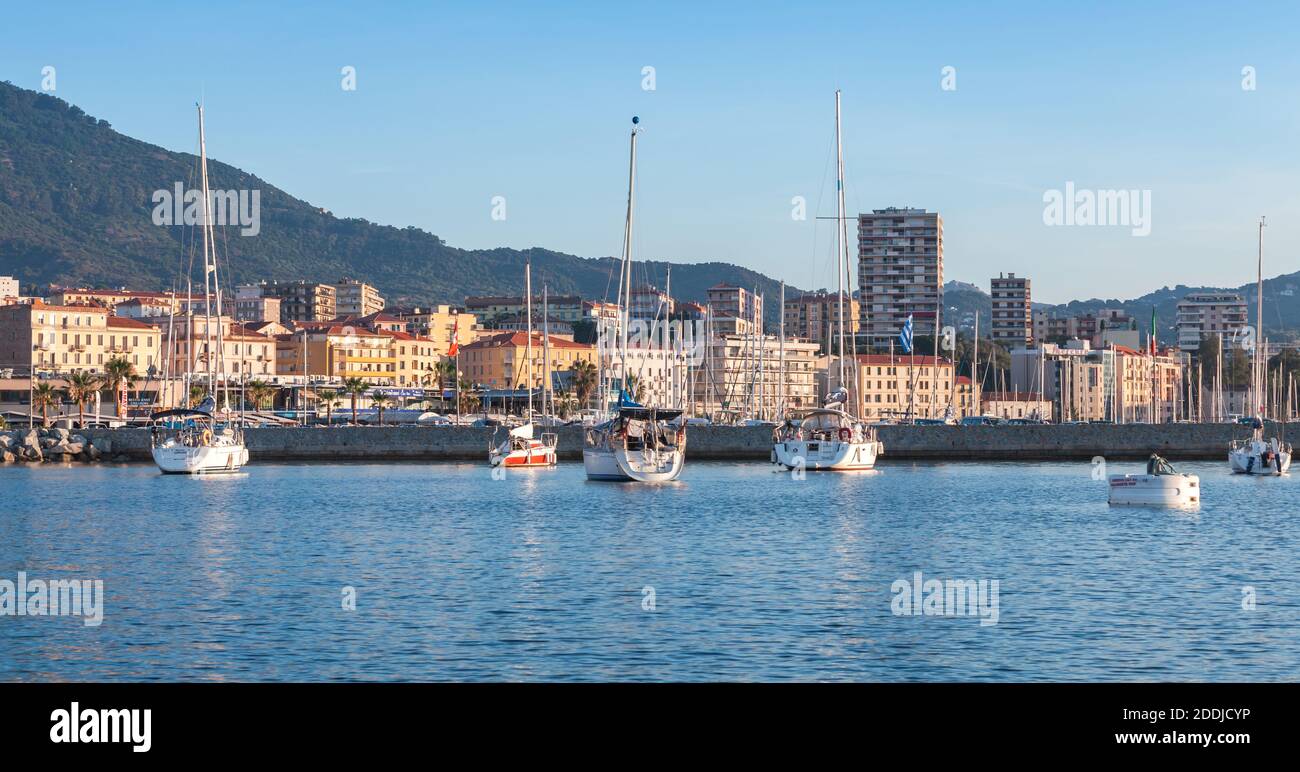 Ajaccio, Frankreich - 30. Juni 2015: Jachthafen von Ajaccio an sonnigen Tagen, die Hauptstadt von Korsika, französische Insel im Mittelmeer Stockfoto
