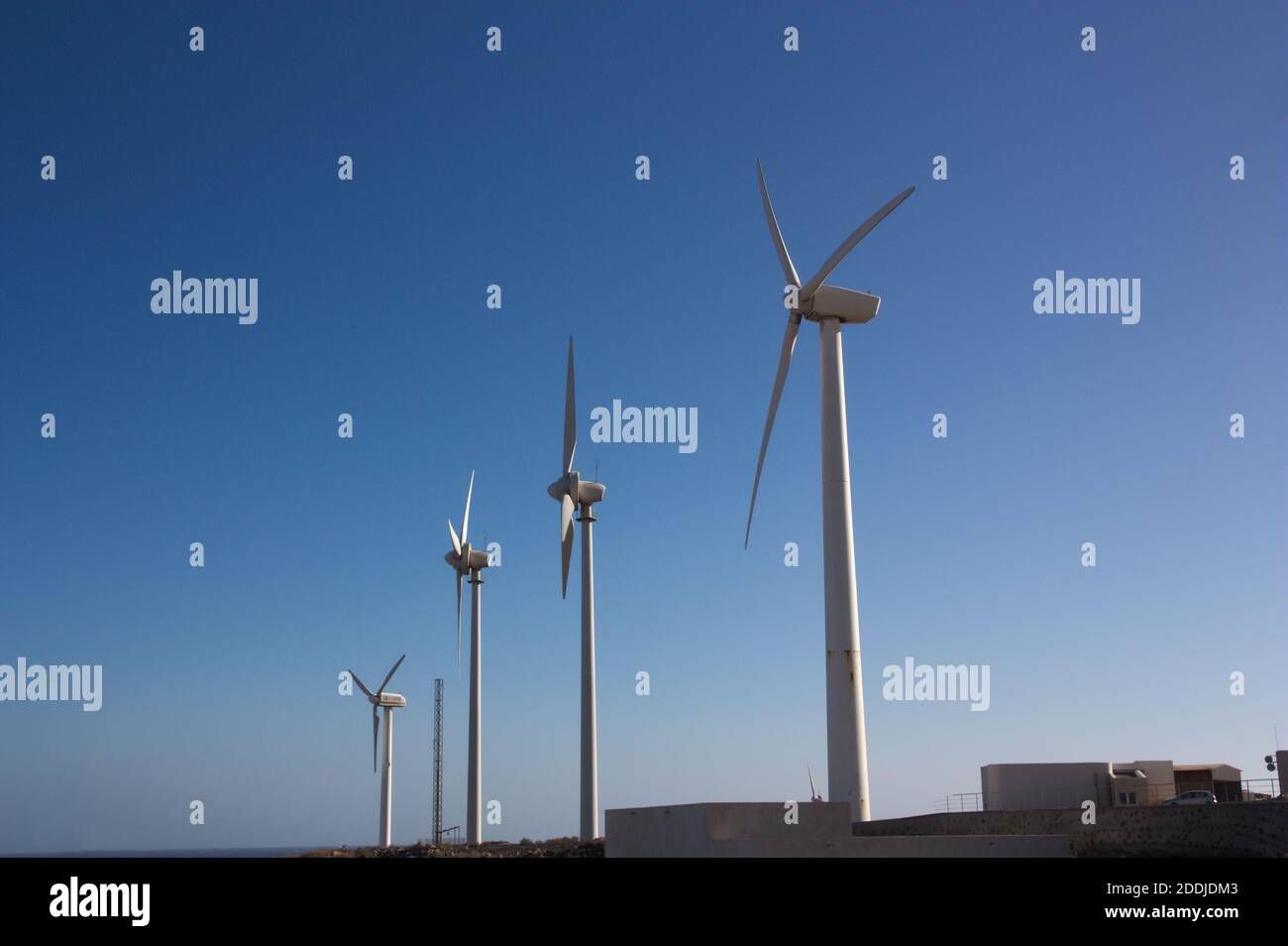 Ansicht von mehreren Windenergieanlagen in einer elektrischen Anlage im Süden von Teneriffa Stockfoto
