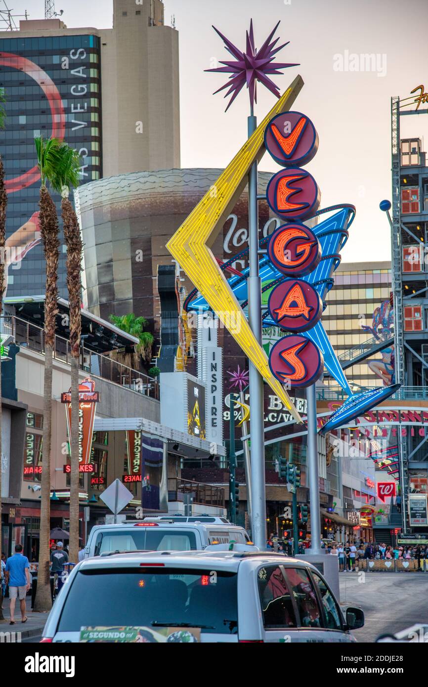 LAS VEGAS, NV - 29. JUNI 2018: Downtown Las Vegas bei Sonnenuntergang. Touristen besuchen den alten Bezirk. Stockfoto