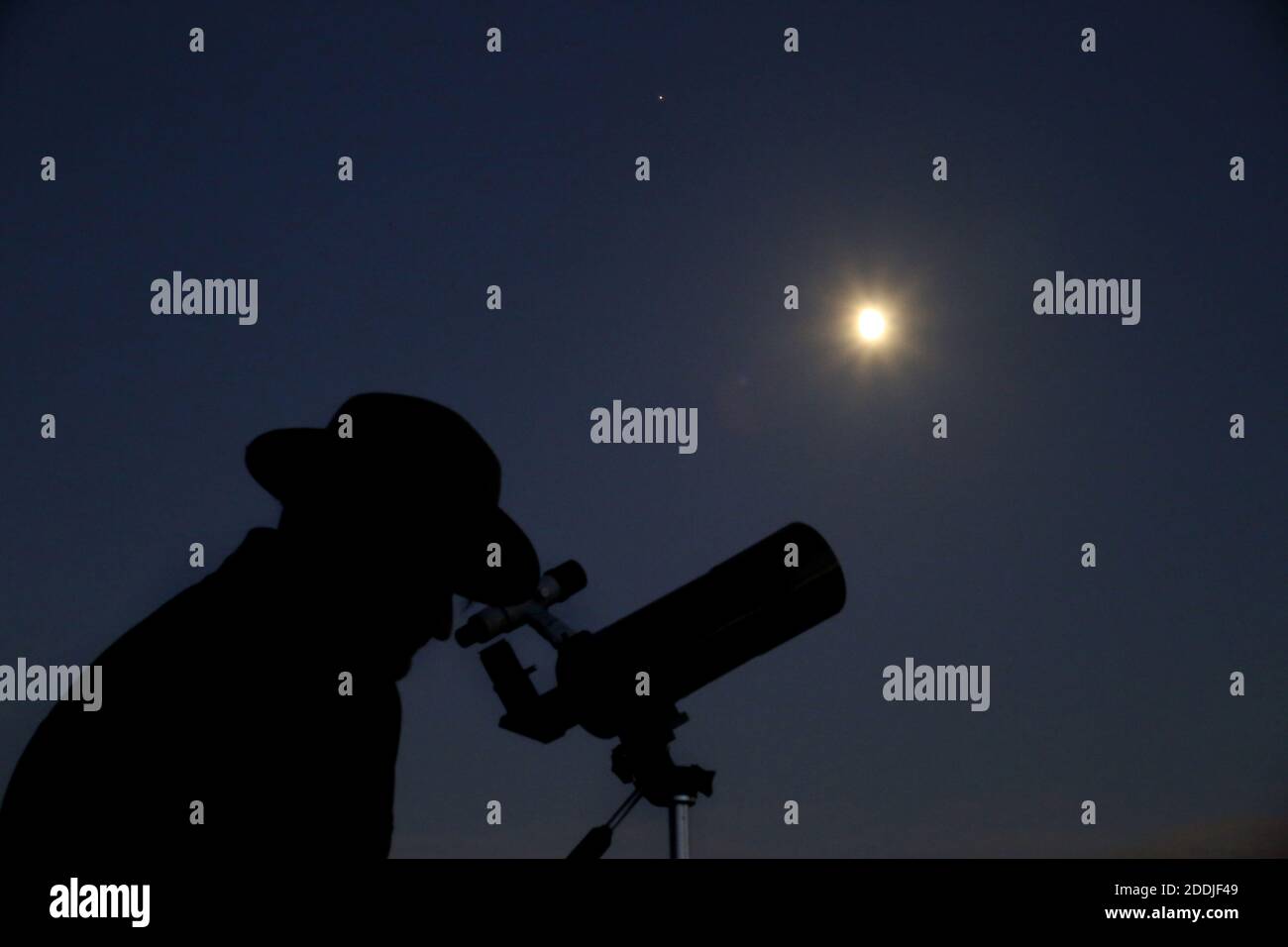 Wetter UK: Stargazer Watches Mars and Moon Opposition on Town Moor, Newcastle upon Tyne, UK, 25. November 2020, Credit: David Whinham/Alamy Live News Stockfoto