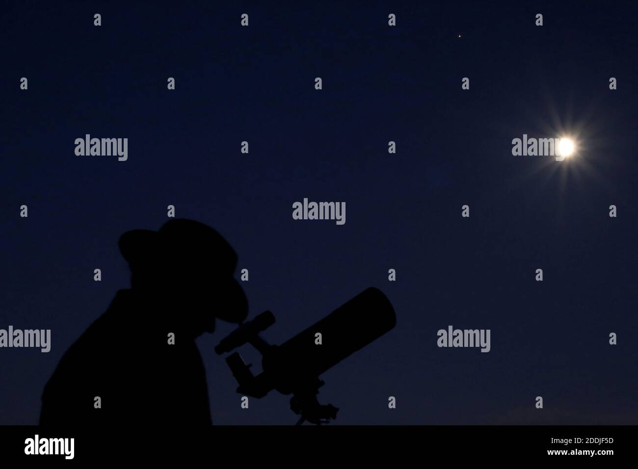 Wetter UK: Stargazer Watches Mars and Moon Opposition on Town Moor, Newcastle upon Tyne, UK, 25. November 2020, Credit: David Whinham/Alamy Live News Stockfoto