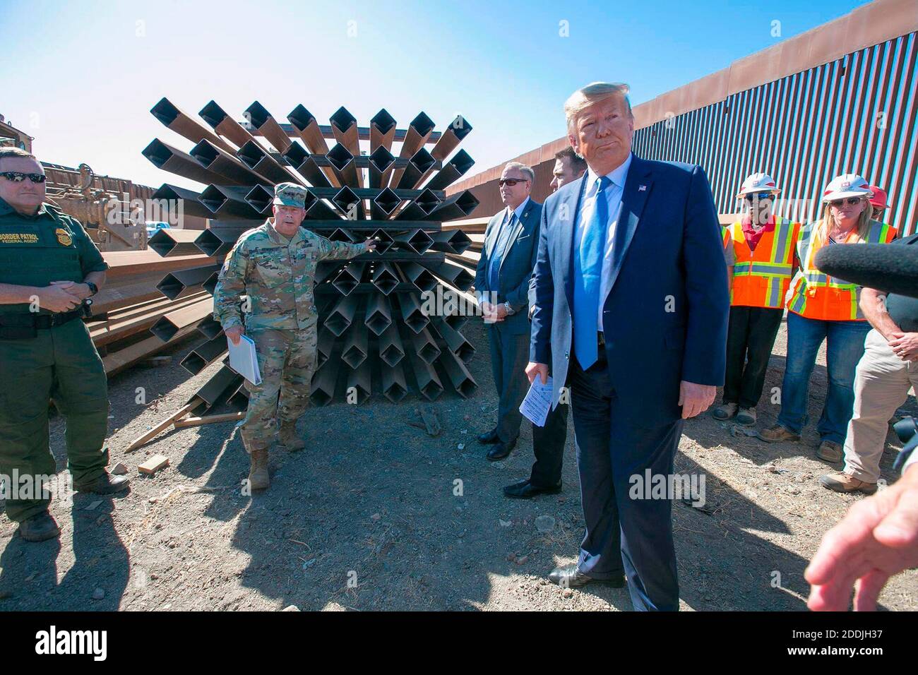 KEIN FILM, KEIN VIDEO, KEIN Fernsehen, KEINE DOKUMENTATION - LT. Gen. Todd Semonite, links, der Kommandeur des Armeekorps der Ingenieure, erklärt Konstruktionsdetails als Präsident Donald Trump die US-Mexiko-Grenze, östlich des Otay Mesa Port of Entry in San Diego, CA, USA besucht am Mittwoch, September 18, 2019. Foto von John Gibbins/San Diego Union-Tribune/TNS/ABACAPRESS.COM Stockfoto