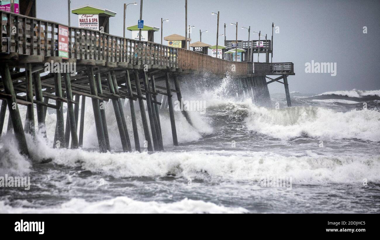 KEIN FILM, KEIN VIDEO, KEIN TV, KEIN DOKUMENTARFILM - der Bogue Inlet Fishing Pier in Emerald Isle, NC, USA, wird vor seiner Ankunft am Donnerstag, 5. September 2019, von Wellen gezerstochen, als Hurrikan Dorian den Ozean hochwüst. Foto von Julia Wall/Raleigh News & Observer/TNS/ABACAPRESS.COM Stockfoto