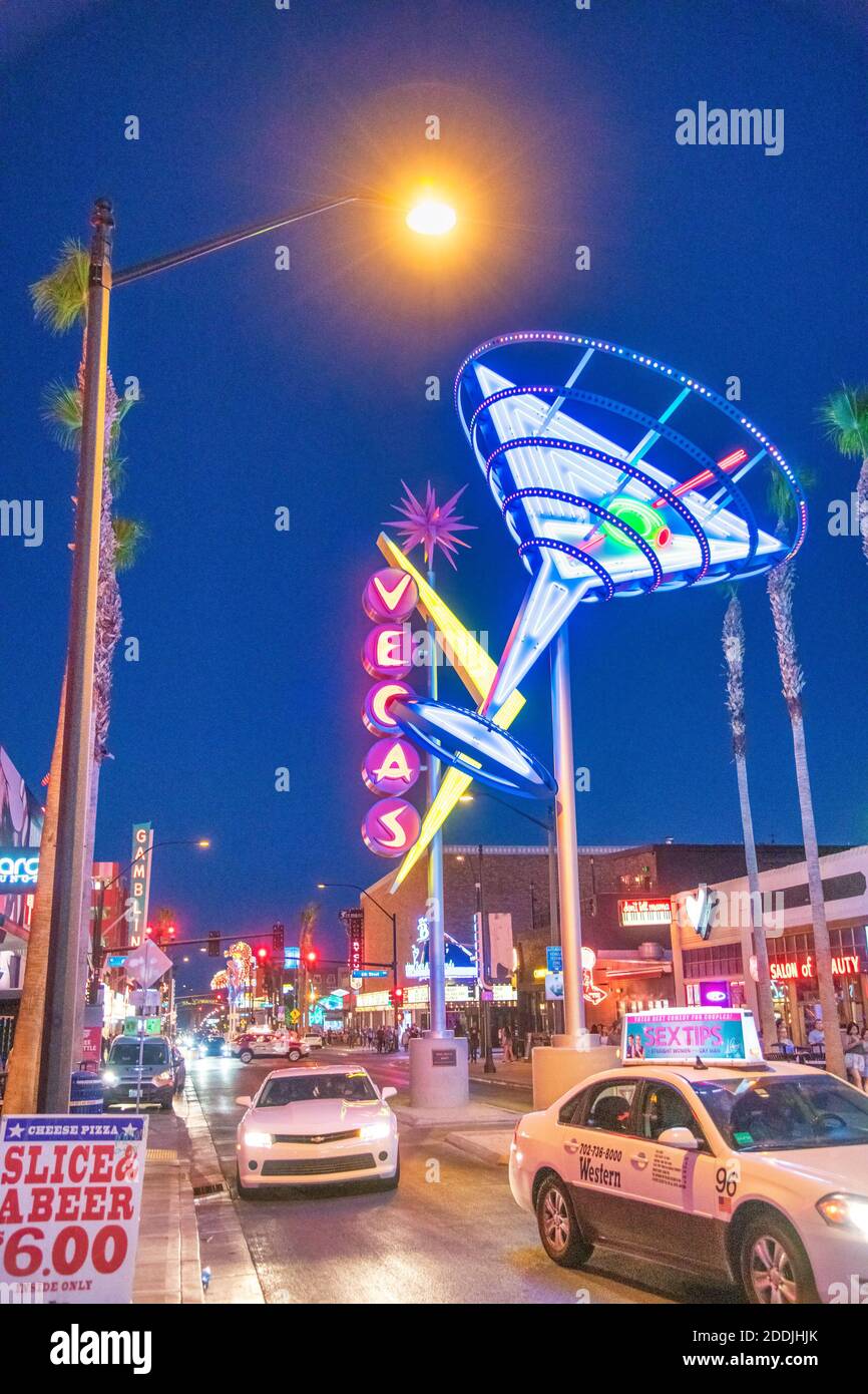 LAS VEGAS, NV - 29. JUNI 2018: Downtown Las Vegas bei Nacht. Touristen besuchen den alten Bezirk. Stockfoto