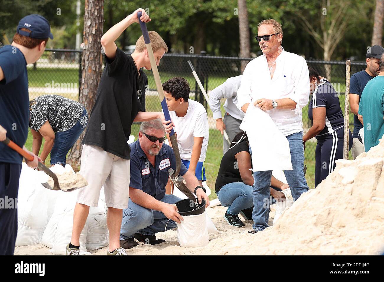 KEIN FILM, KEIN VIDEO, KEIN Fernsehen, KEIN DOKUMENTARFILM - Dutzende von Orange County Bewohnern füllen Sandsäcke im Blanchard Park in Orlando, FL, USA am Mittwoch, 28. August 2019. Die Sandsäcke werden im Voraus von Hurrikan Dorian angeboten, die wahrscheinlich getroffen wird Florida. Einwohner von Orange County können bis zu 10 Sandsäcke am Standort erhalten.Foto: Stephen M. Dowell/Orlando Sentinel/TNS/ABACAPRESS.COM Stockfoto