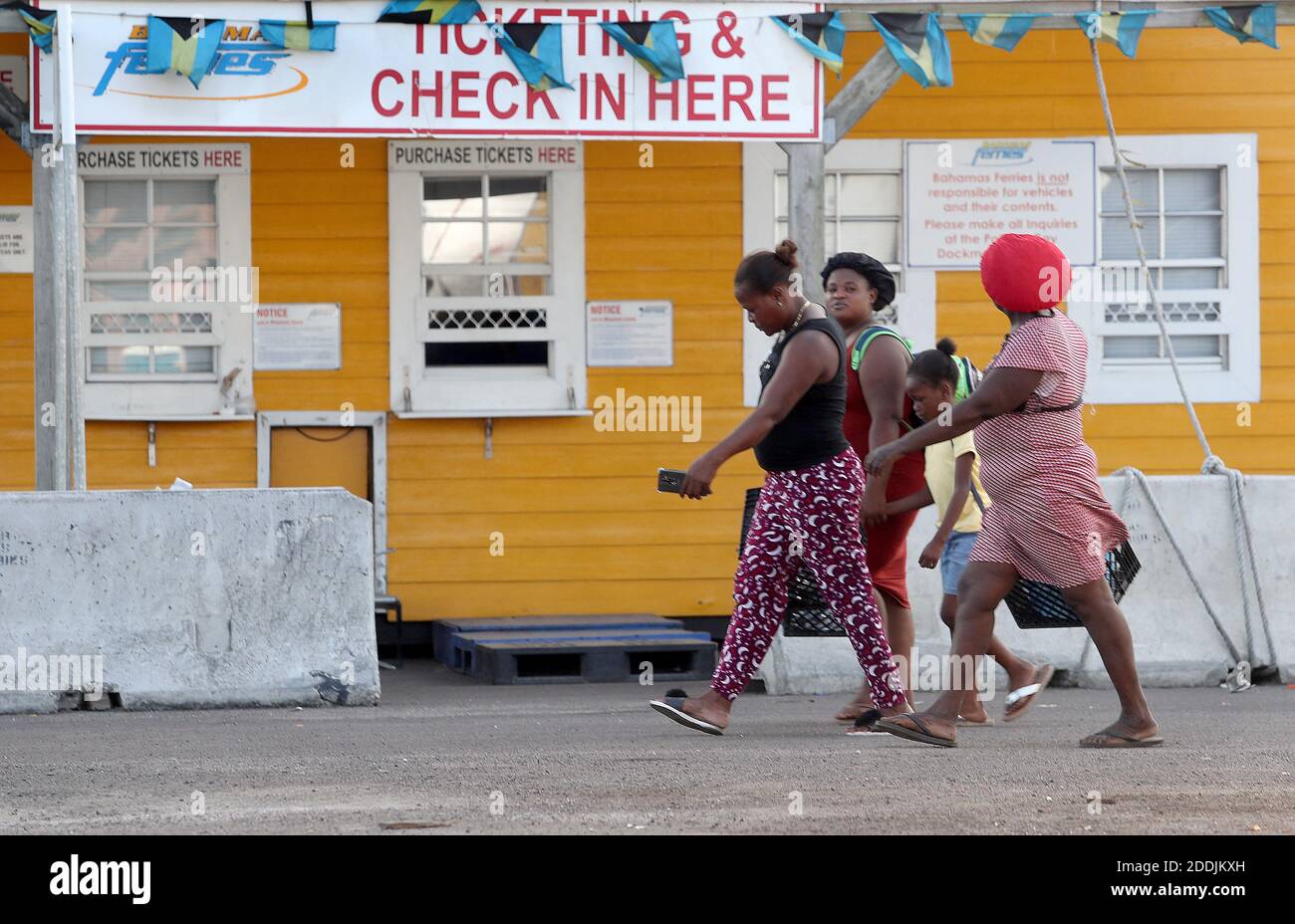 KEIN FILM, KEIN VIDEO, KEIN Fernsehen, KEIN DOKUMENTARFILM - haitianische Frauen und Kinder verlassen das Dock in Nassau, nachdem sie eine Fähre von Abaco genommen haben, um den Schäden nach dem Hurrikan Dorian zu entkommen. Nassau, Bahamas, 8. September 2019. Foto von Mike Stocker/South Florida Sun Sentinel/TNS/ABACAPRESS.COM Stockfoto