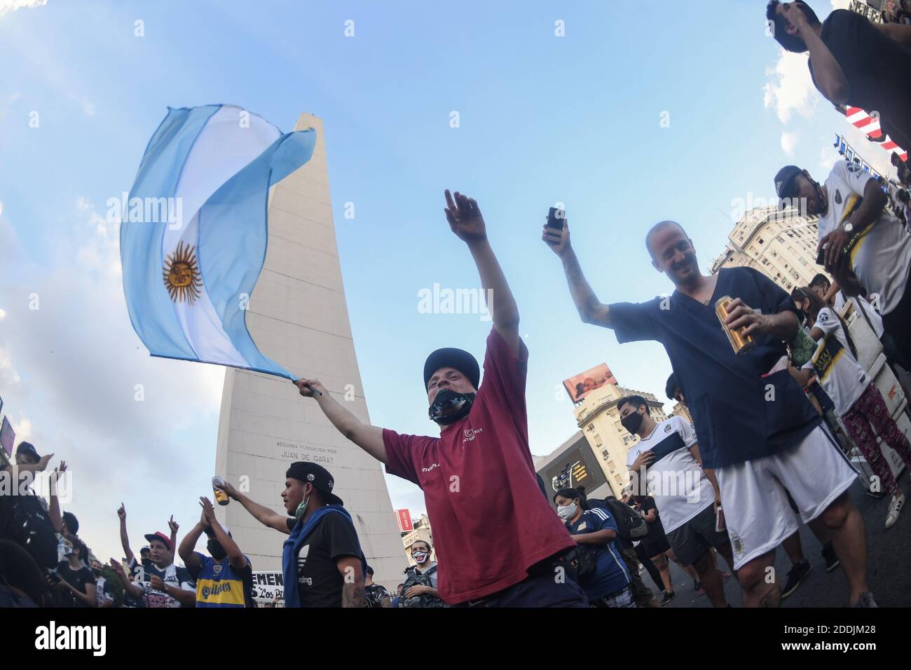Buenos Aires, Argentinien. November 2020. Fans winken argentinische Flaggen und trinken am Obelisk Bier als Abschied von Fußballstar Diego Maradona, der im Alter von 60 Jahren in einem Vorort von Buenos Aires starb. Kredit: Fernando Gens/dpa/Alamy Live Nachrichten Stockfoto