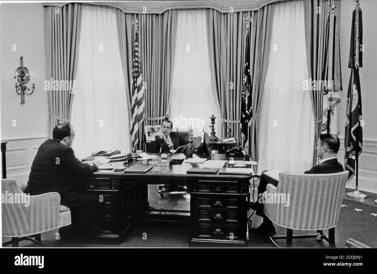 Der Präsident der Vereinigten Staaten, Richard M. Nixon, Mitte, trifft sich im Oval Office im Weißen Haus in Washington, D.C. mit John D. Ehrlichman, Berater für innere Angelegenheiten, links und Harry Robbins 'H.R.' Haldeman, Stabschef, rechts, am 19. Dezember 1969. Foto von White House / CNP/ABACAPRESS.COM Stockfoto
