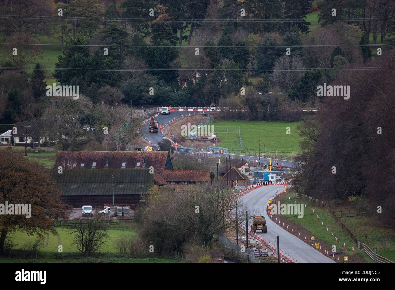 Chalfont St Giles, Großbritannien. November 2020. HS2-Auftragnehmer arbeiten auf dem Gelände einer temporären Haul-Straße, die für den Transport schwerer Fahrzeuge beim Bau eines Lüftungsschachts für den Abschnitt Chiltern Tunnel der HS2-Hochgeschwindigkeitsstrecke verwendet wird. Zu den Arbeiten neben der Bottom House Farm Lane gehören der Bau einer Böschung sowie die temporäre Haul Road und der Lüftungsschacht. Kredit: Mark Kerrison/Alamy Live Nachrichten Stockfoto