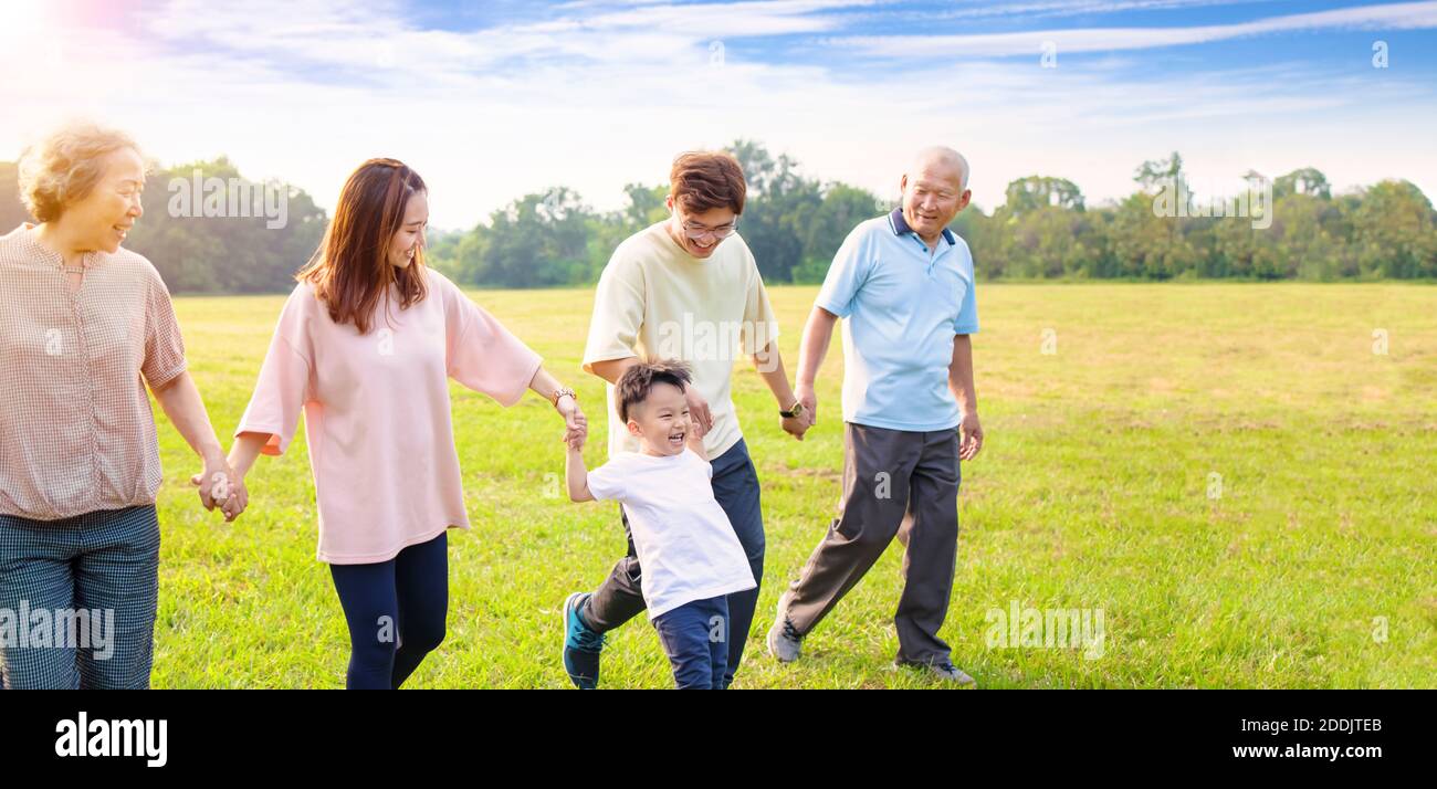Drei Generationen asiatische Familie zu Fuß im Park Stockfoto